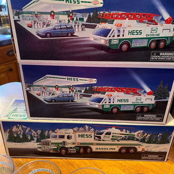 4 MIB 1990s Hess Trucks Bundle plus Set of 1996 Hess Truck Glasses, Mint - Picture 4 of 15
